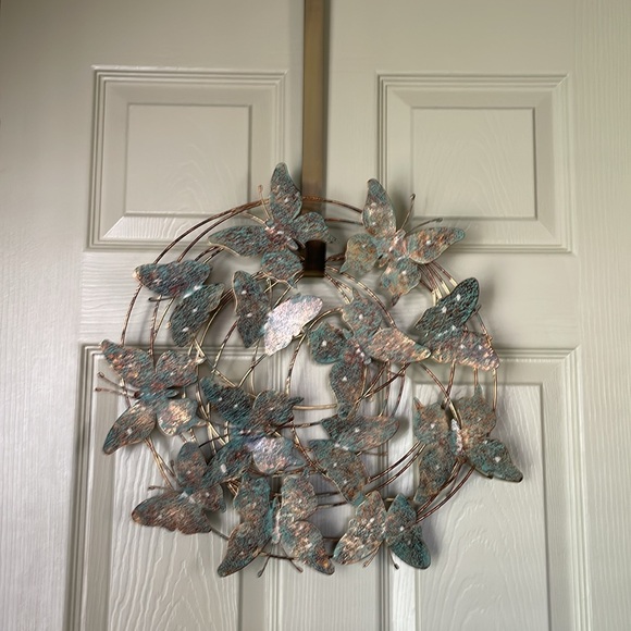 “Butterflies are free”  Wonderful circle of flying metal butterflies wall art. - Picture 2 of 9